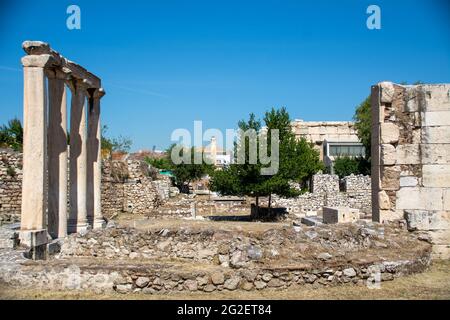Ruines antiques de la bibliothèque d'Hadrien avec vue sur l'Acropole en arrière-plan à Athènes, Grèce Banque D'Images