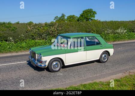 Années 1966 60 vert blanc britannique Riley Kestrel 1100 1098 cc 4dr berline en route pour Capesthorne Hall Classic May car Show, Cheshire, Royaume-Uni Banque D'Images