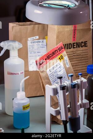 Dossiers et dossier de preuves dans un laboratoire de crime, image conceptuelle Banque D'Images