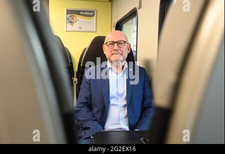 Stuttgart, Allemagne. 10 juin 2021. Winfried Hermann (Bündnis 90/Die Grünen), ministre des transports du Bade-Wurtemberg, est assis dans un train régional. Credit: Bernd Weißbrod/dpa/Alay Live News Banque D'Images