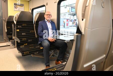 Stuttgart, Allemagne. 10 juin 2021. Winfried Hermann (Bündnis 90/Die Grünen), ministre des transports du Bade-Wurtemberg, est assis dans un train régional. Credit: Bernd Weißbrod/dpa/Alay Live News Banque D'Images