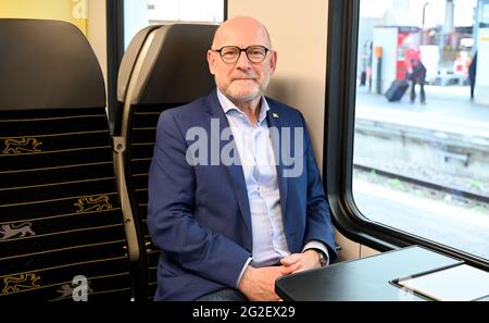 Stuttgart, Allemagne. 10 juin 2021. Winfried Hermann (Bündnis 90/Die Grünen), ministre des transports du Bade-Wurtemberg, est assis dans un train régional. Credit: Bernd Weißbrod/dpa/Alay Live News Banque D'Images