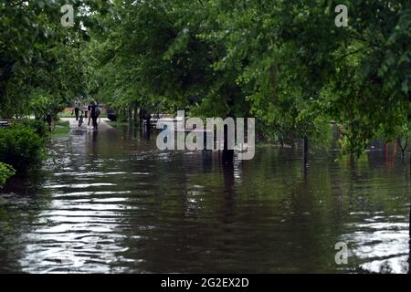 SIEVIERODONETSK, UKRAINE - le 10 JUIN 2021 - UN parc local est inondé après une douche à Sievierodonetsk, région de Luhansk, dans l'est de l'Ukraine. Banque D'Images