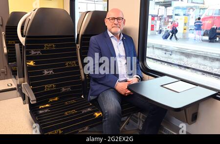 Stuttgart, Allemagne. 10 juin 2021. Winfried Hermann (Bündnis 90/Die Grünen), ministre des transports du Bade-Wurtemberg, est assis dans un train régional. Credit: Bernd Weißbrod/dpa/Alay Live News Banque D'Images