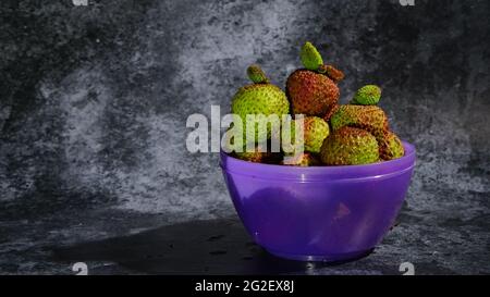 Lychees dans un bol Banque D'Images
