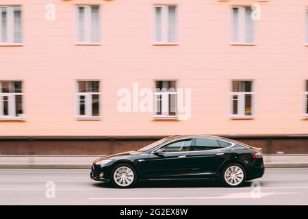 Voiture Tesla modèle S de couleur noire en mouvement sur la rue. Le modèle S de Tesla est UN hayon de luxe entièrement électrique à cinq portes, produit par Tesla Inc Banque D'Images