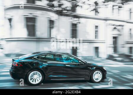 Voiture rapide Tesla de couleur noire modèle S 100d dans Summer City Street. Le modèle S de Tesla est UN hayon de luxe entièrement électrique à cinq portes Banque D'Images