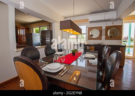 Coin salle à manger dans la villa de vacances de luxe montrer la maison avec intérieur design décor ameublement avec plan ouvert design table et cuisine Banque D'Images