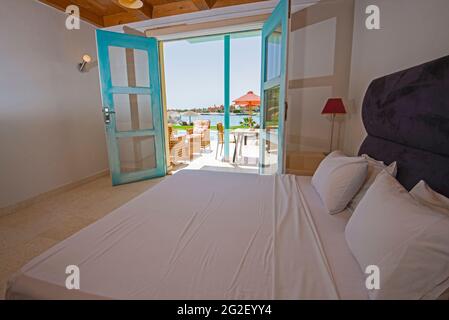 Décoration intérieure ameublement de luxe villa de vacances montrer maison chambre avec meubles et lit double dans la station avec terrasse et piscine v Banque D'Images