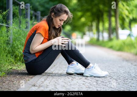 Female Jogger ayant des douleurs dans son genou Banque D'Images