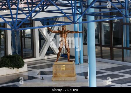 Poseidon Bronze Sculpture - terminal de croisière A - Port du Pirée Grèce Banque D'Images