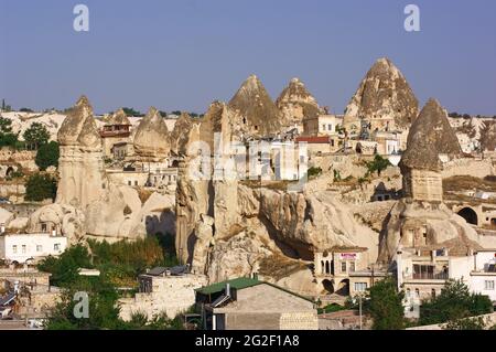 Point de repère du tourisme en Turquie vue sur les maisons de Göreme entre les cheminées de fées en Cappadoce preuve de la nature et de la culture Banque D'Images