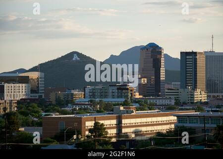 TUCSON, ÉTATS-UNIS - 28 juillet 2017 : vue d'ensemble du centre-ville de Tucson AZ depuis le campus de l'université d'Arizona, avec 'A' Mountain et la Bank of America Banque D'Images