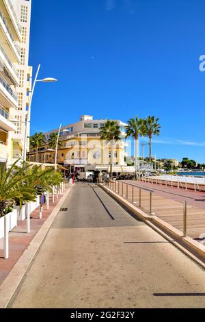 Promenade de la plage à Juan les Pins, au sud de la France Banque D'Images