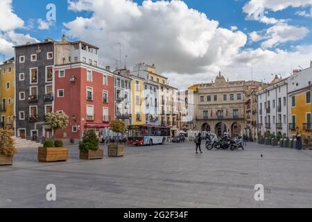 Cuenca / Espagne - 05 13 2021: Vue majestueuse sur la Plaza Mayor avec des bâtiments typiques de couleur traditionnelle Banque D'Images