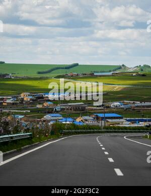 Hulun Buir. 10 juin 2021. Photo prise le 10 juin 2021 montre les paysages herbeuses le long de l'autoroute nationale n° 332 à Hulun Buir, dans la région autonome de Mongolie intérieure de la Chine du nord. Credit: Lian Zhen/Xinhua/Alay Live News Banque D'Images