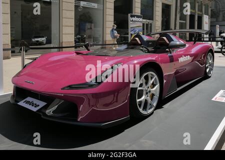 Voitures et motos exposées à MIMO, salon international de l'automobile à Milan première édition. Lombardie, Italie Banque D'Images