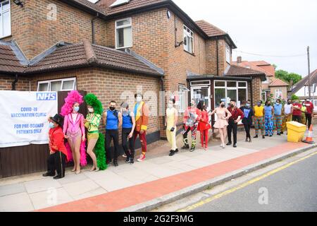 Londres, Royaume-Uni. 11 juin 2021. Des artistes de Zippo's Circus attendent la vaccination contre Covid et un bilan de santé, lors d'une manifestation à Finchley, dans le nord de Londres, avec l'aimable autorisation de la Covid Crisis Rescue Foundation. Le projet a été mis sur pied par le Dr Sharon Raymond pour donner des vaccins Covid à ceux qui pourraient tomber dans les fissures du système de vaccination régulier. Date de la photo: Vendredi 11 juin 2021. Le crédit photo devrait être le crédit: Matt Crossick/Empics/Alamy Live News Banque D'Images