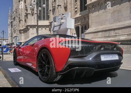 Voitures et motos exposées à MIMO, salon international de l'automobile à Milan première édition. Lombardie, Italie Banque D'Images