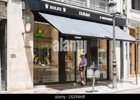 Valence, Espagne. 10 juin 2021. Un homme se tient devant le Durán Joyeros. (Photo de Xisco Navarro Pardo/SOPA Images/Sipa USA) crédit: SIPA USA/Alay Live News Banque D'Images