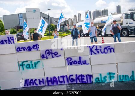 Edewecht, Allemagne. 11 juin 2021. Les producteurs laitiers manifestent devant le bâtiment DKM Deutsches Milchkontor pour des prix raisonnables du lait. Compte tenu de l'augmentation extrême des coûts de l'alimentation et de l'énergie avec seulement modérément les prix du lait en hausse, l'Arbeitsgemeinschaft bäuerliche Landwirtschaft (ABL) appelle à une protestation sous le slogan "pas plus de plaisir - pas plus de murs! Credit: Sina Schuldt/dpa/Alay Live News Banque D'Images