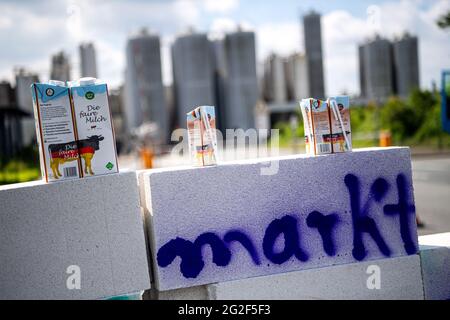 Edewecht, Allemagne. 11 juin 2021. Les producteurs laitiers manifestent devant le bâtiment DKM Deutsches Milchkontor pour des prix raisonnables du lait. Compte tenu de l'augmentation extrême des coûts de l'alimentation et de l'énergie avec seulement modérément les prix du lait en hausse, l'Arbeitsgemeinschaft bäuerliche Landwirtschaft (ABL) appelle à une protestation sous le slogan "pas plus de plaisir - pas plus de murs! Credit: Sina Schuldt/dpa/Alay Live News Banque D'Images