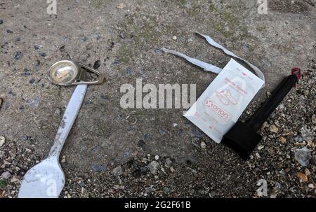 26 mai 2019, Swansea, pays de Galles. Deux seringues d'héroïne NeverShare utilisées avec vomir. Scénario de la vie réelle.surdose de drogue et épidémie d'opioïdes. Toxicomanie Banque D'Images