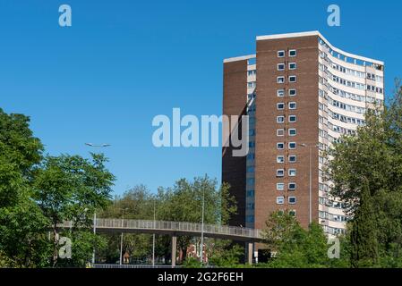 Queensway Estate Tower Block, bloc d'appartements en hauteur à Southend on Sea, Essex. En raison d'être démoli meilleur projet Queensway. Passerelle sur A1160 Banque D'Images