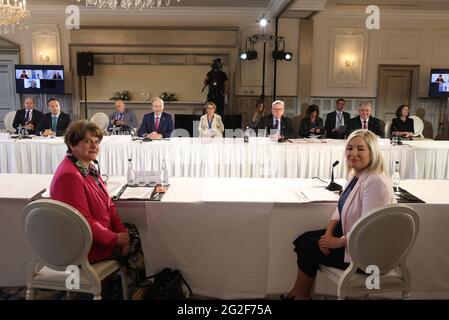 (Retour de gauche) Tanaiste Leo Varadkar, Taoiseach Micheal Martin, chancelier du duché de Lancaster Michael Gove, secrétaire d'État pour l'Irlande du Nord Brandon Lewis (avant de gauche) Premier ministre Arlene Foster et première ministre adjointe Michelle O'Neill au sommet du British Irish Council à Lough Erne Resort à Enniskillen, Co Fermanagh. Date de la photo: Vendredi 11 juin 2021. Banque D'Images