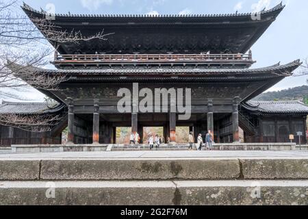 Kyoto, Japon - 12.01.2017: Personnes marchant à côté de la grande porte Sanmon en bois du temple bouddhiste Nanzen-ji Banque D'Images