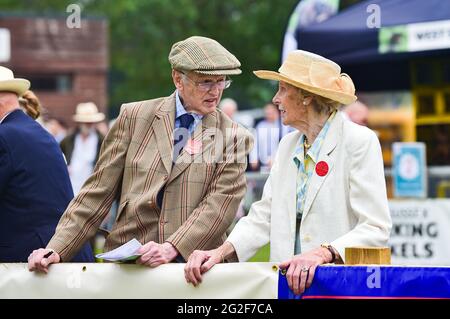 Ardingly Sussex, Royaume-Uni. 11 juin 2021. Les visiteurs apprécient la première journée du South of England Show à Ardingly Sussex . Le South of England Show 2021 est le premier Country Show de regionÕs, attirant des milliers de visiteurs de tout le pays à travers les trois jours : Credit Simon Dack/Alamy Live News Banque D'Images