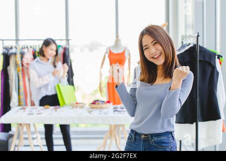 Jeune fille asiatique adolescent PME propriétaire de magasin de vêtements heureux sourire heureux avec ouverture nouvelle promotion d'affaires et client. Banque D'Images