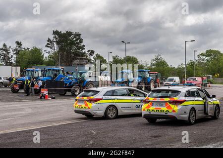 Skibbereen, West Cork, Irlande. 11 juin 2021. Les agriculteurs de tout le pays ont soutenu une protestation de l'IFA aujourd'hui contre la PAC, le projet de loi sur l'action climatique et ont souligné l'importance de l'agriculture pour les villes rurales. Environ 60 tracteurs, voitures et camions sont sortis à Skibbereen, dans l'ouest de Cork. Crédit : AG News/Alay Live News Banque D'Images