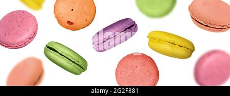 Macarons colorés. Dessert français, Focus sélectif. Macarons tombant isolés sur fond blanc. Banque D'Images