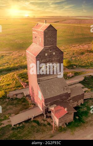 SASKATCHEWAN, CANADA - 07 juin 2021 : Ariel tiré au coucher du soleil d'un ascenseur dans les Prairies Banque D'Images