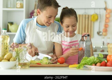 Frère et soeur mignon Ensemble de cuisson dans la cuisine Banque D'Images