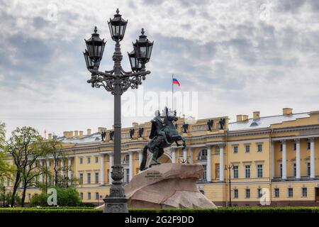 Statue de Pierre le Grand sur la place du Sénat et le feu de rue, Saint-Pétersbourg, Russie Banque D'Images