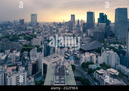 Tokyo, Japon - 12.05.2019 : coucher de soleil jaune spectaculaire sous de lourds nuages gris dans le centre de Tokyo lors d'une chaude soirée de printemps vue depuis l'obse de la Tour de Tokyo Banque D'Images