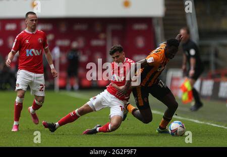 Albie Morgan de Charlton Athletic (à gauche) et Josh Emmanuel de Hull City se battent pour le ballon lors du match Sky Bet League One à la Valley, Londres. Date de la photo: Dimanche 9 mai 2021. Banque D'Images