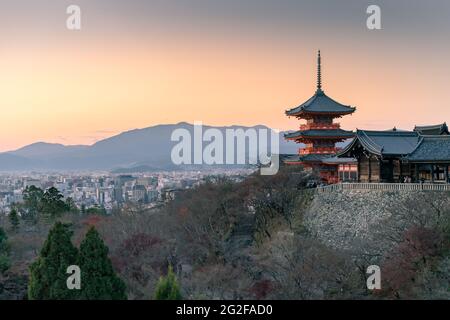 Ciel radieux de décembre au coucher du soleil sur la ville de Kyoto et pagode du temple Kiyomizu-dera. Célèbre temple bouddhiste en face du paysage urbain de Kyoto Banque D'Images