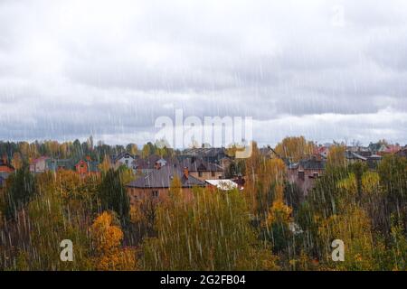 Automne à la périphérie de la ville. Ciel bleu vif avec nuages épais. Septembre, octobre, novembre. Jour de pluie. Banque D'Images