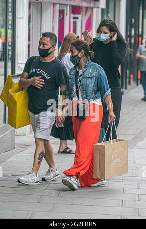 OXFORD STREET LONDRES 11 JUIN 2021 . Oxford Street est occupé vendredi, car de nombreux clients reviennent après que les restrictions de verrouillage ont été assouplies, bien que les ventes au détail soient encore en baisse de 17 % en raison de l'augmentation des achats en ligne ainsi que des retombées de la pandémie Covid-19. Credit amer ghazzal/Alamy Live News Banque D'Images