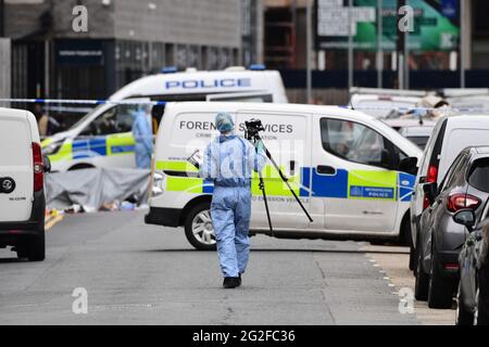 Des médecins légistes de la police sur Blyth Road à Hayes, dans l'ouest de Londres, où un garçon de 15 ans est décédé après avoir été poignardé. Date de la photo: Vendredi 11 juin 2021. Banque D'Images