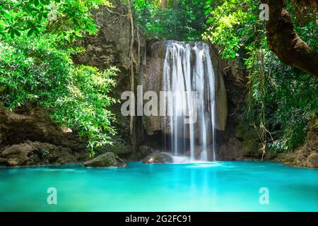Belle cascade en forêt au parc national d'Erawan en Thaïlande. Une belle cascade sur la rivière Kwai. Kanchanaburi, Thaïlande Banque D'Images