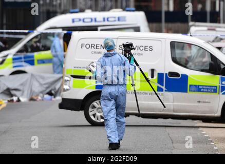 Des médecins légistes de la police sur Blyth Road à Hayes, dans l'ouest de Londres, où un garçon de 15 ans est décédé après avoir été poignardé. Date de la photo: Vendredi 11 juin 2021. Banque D'Images