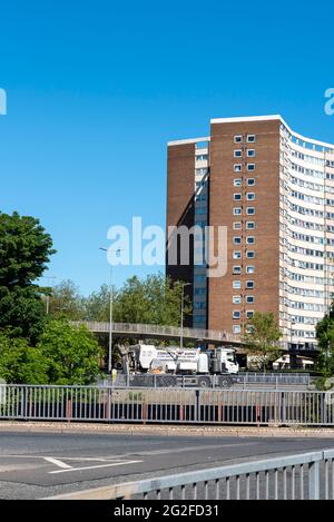 Queensway Estate Tower Block, bloc d'appartements en hauteur à Southend on Sea, Essex. En raison d'être démoli meilleur projet Queensway. Circulation sur route Banque D'Images