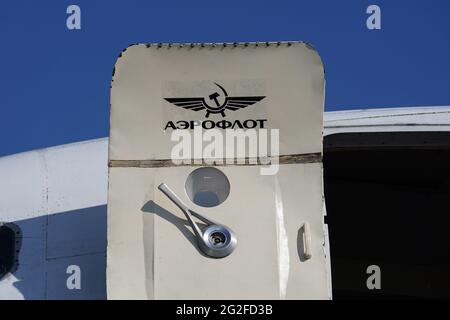 11 juin 2021, Hambourg: Le lettrage et le logo de la compagnie aérienne russe Aeroflot se trouvent à l'intérieur de la porte d'un Boeing 707-430. L'un des plus anciens avions à réaction de Lufthansa a été démantelé à Hambourg depuis vendredi. Après avoir enlevé l'intérieur, une entreprise spéciale a commencé à scier le Boeing 707-430 avec l'enregistrement D-ABOD. La maison de vente aux enchères industrielle Dechow veut vendre aux enchères autant de parties individuelles de l'avion traditionnel que possible en septembre, avec les parties d'un avion du même type qui a été démonté à Berlin-Tegel il y a quelques semaines. Banque D'Images