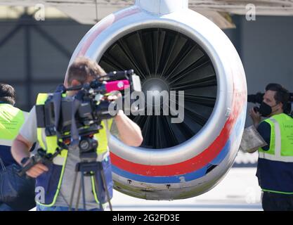 11 juin 2021, Hambourg: Les journalistes suivent le démantèlement d'un Boeing 707-430. L'un des plus anciens avions à réaction de Lufthansa a été démantelé à Hambourg depuis vendredi. Après avoir enlevé l'intérieur, une entreprise spéciale a commencé à scier le Boeing 707-430 avec l'enregistrement D-ABOD. La maison de vente aux enchères industrielle Dechow veut vendre aux enchères autant de parties individuelles de l'avion traditionnel que possible en septembre, avec les parties d'un avion du même type qui a été démonté à Berlin-Tegel il y a quelques semaines. (À dpa, un bon Boeing 707 de 60 ans est démantelé à Hambourg Banque D'Images