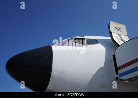 11 juin 2021, Hambourg : vue du poste de pilotage du Boeing 707-430. Le lettrage et le logo de la compagnie aérienne russe « Aeroflot » sont visibles à l'intérieur de la porte de l'avion. L'un des plus anciens avions à réaction de Lufthansa a été démantelé à Hambourg depuis vendredi. Après avoir enlevé l'intérieur, une entreprise spéciale a commencé à scier le Boeing 707-430 avec l'enregistrement D-ABOD. La maison de vente aux enchères industrielle Dechow veut vendre aux enchères autant de parties individuelles de l'avion traditionnel que possible en septembre, avec les parties d'un avion du même type qui a été démonté à Berlin- Banque D'Images