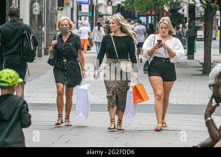 OXFORD STREET LONDRES 11 JUIN 2021 . Oxford Street est occupé vendredi, car de nombreux acheteurs ont commencé à revenir après que les restrictions de verrouillage ont été assouplies, bien que les ventes au détail soient toujours en baisse de 17 % malgré la réouverture des magasins en raison de l'augmentation des achats en ligne ainsi que des retombées de la pandémie Covid-19 et de la Fermeture de grands détaillants, dont le magasin de commerce de détail phare d'Arcadia. Credit amer ghazzal/Alamy Live News Banque D'Images